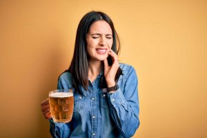 Consumo excesivo de alcohol y cómo afecta a la salud bucodental