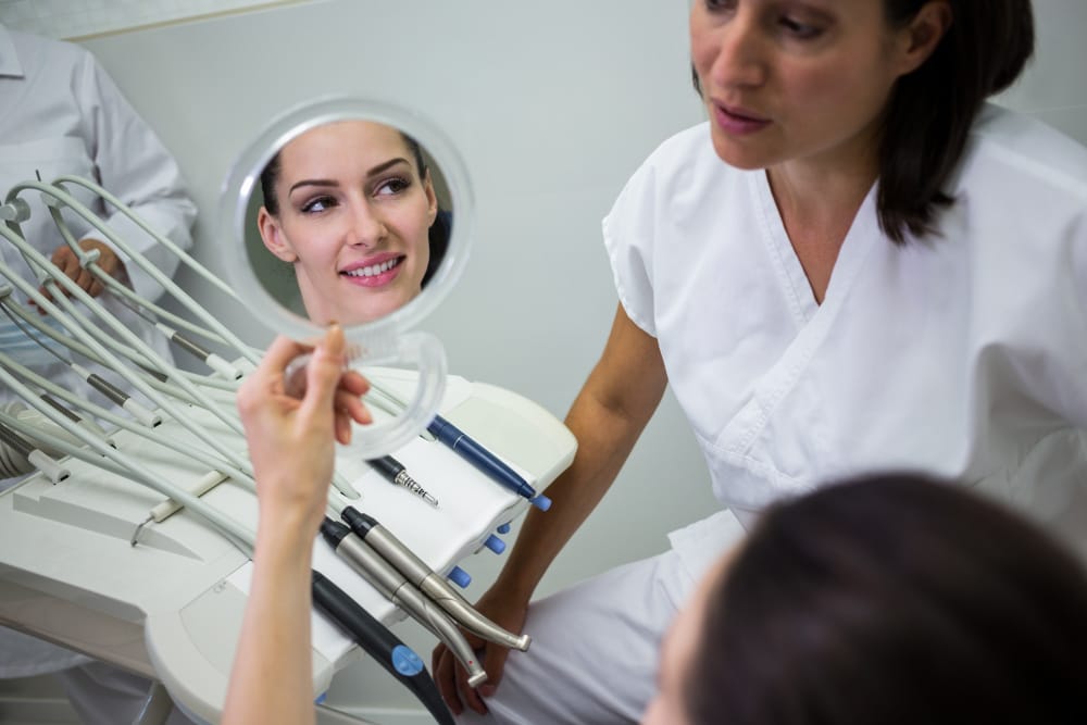 Cuáles son los tratamientos dentales que tratan las manchas que se acumulan en el esmalte